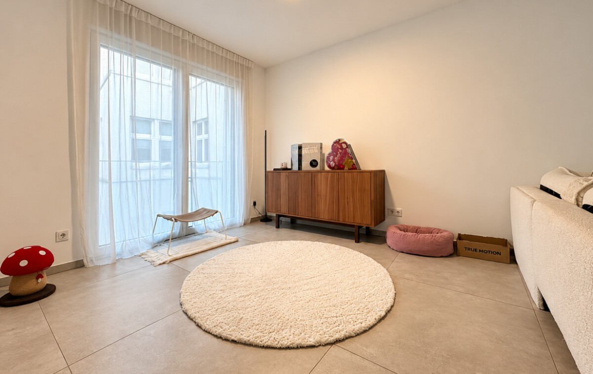 Minimalistisches Wohnzimmer mit rundem Teppich
