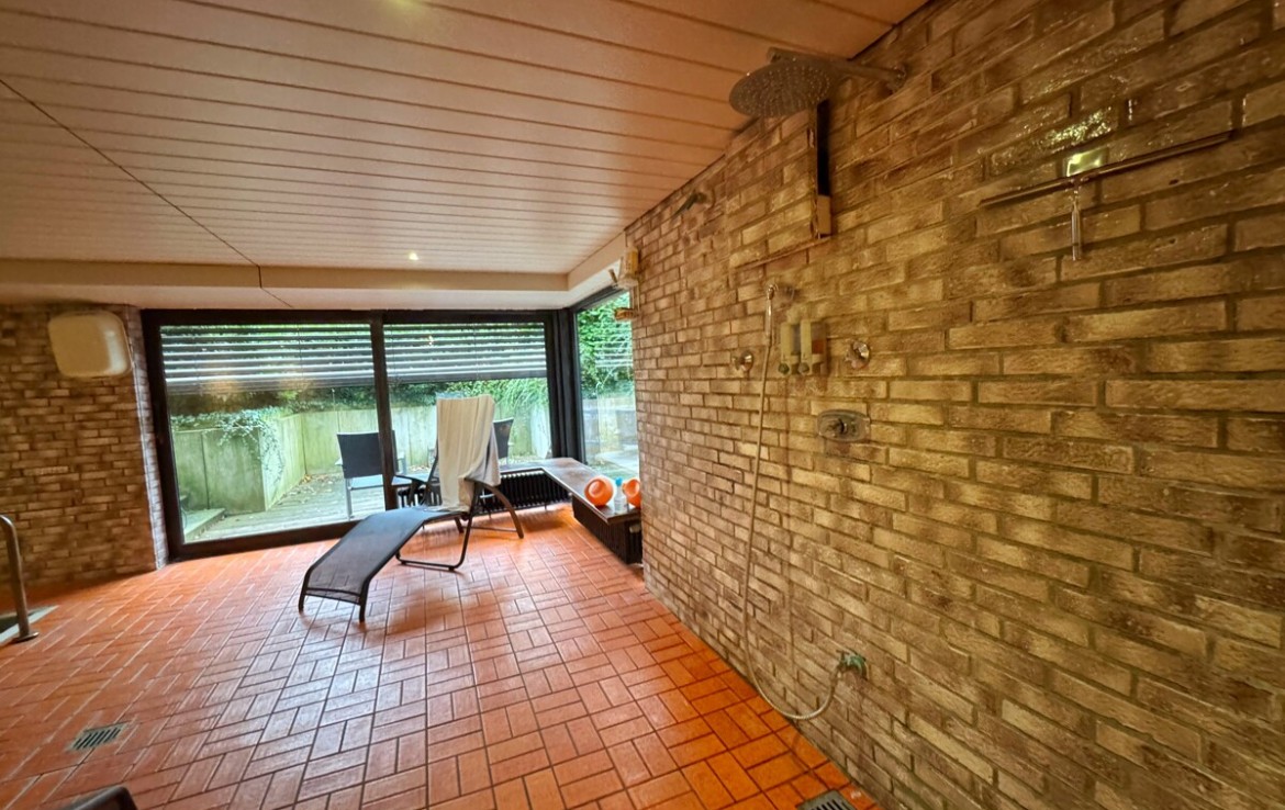 Dusche im Poolbereich