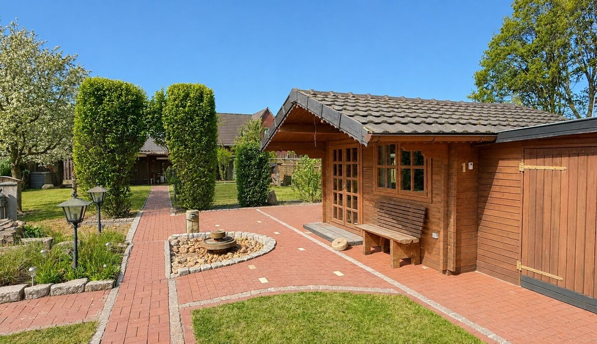 Gartenhaus und Wasserspiel