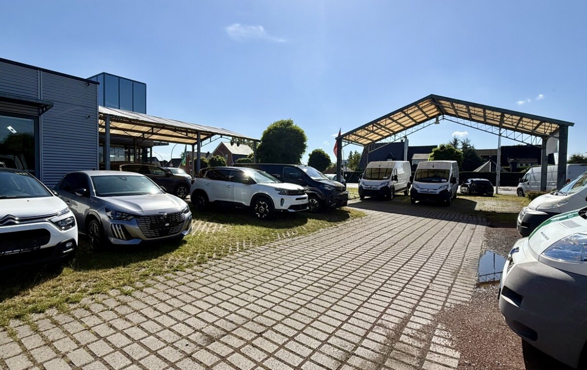 Parkplatz und überdachte Stellplätze