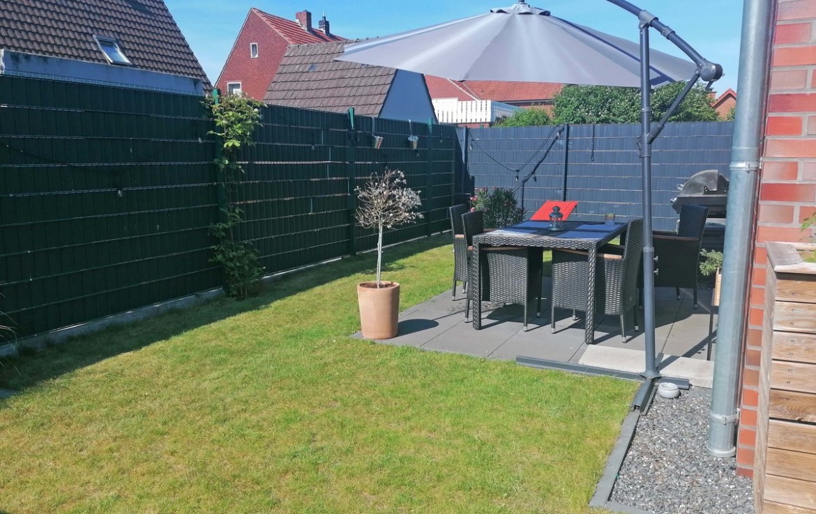 Terrasse mit Rasenfläche